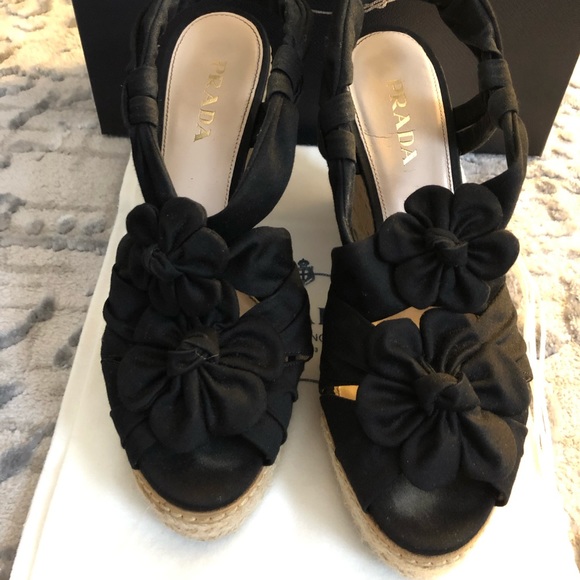 Women’s 100%  Authentic Prada flower wedge size 38 - Picture 3 of 7